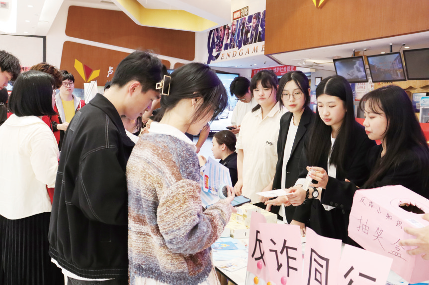 【绍兴日报】我院与越城区公安分局塔山派出所举行“警校同心、反诈同行”宣传活动
