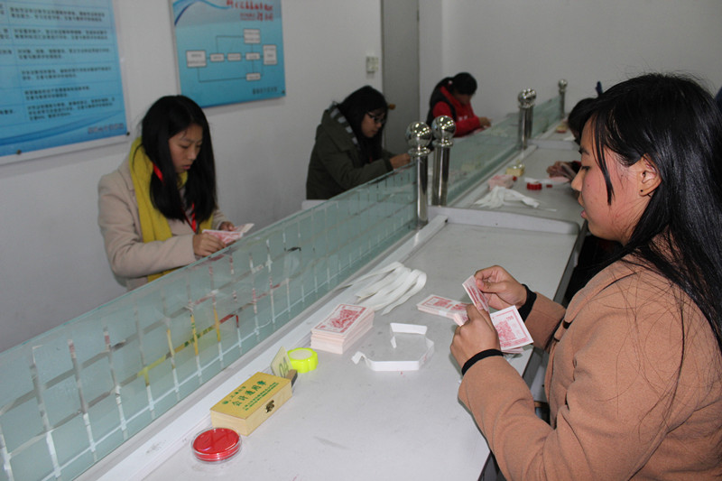 【图文】点钞传票比技能  素质拓展显真才
