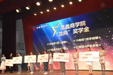 说明: E:\E\院办\简报\2018-2019学年第一学期\新生大会\照片\DSC_4725.JPG