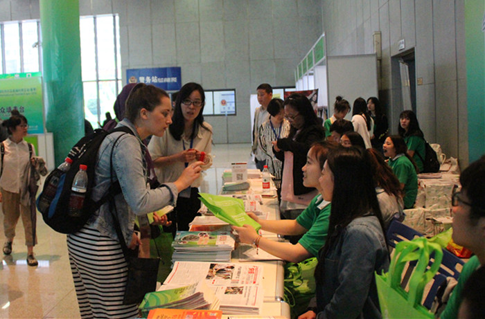 【图文】经贸学子连续16次服务国际纺博会