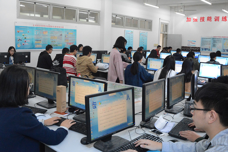【图文】迎战“双十一”顶岗实践：经贸300学子齐上阵，守候11月11日零点时刻