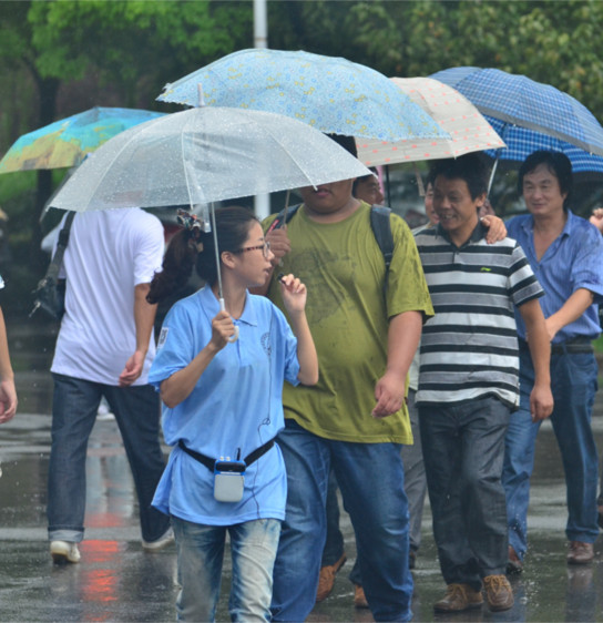 【图文】秋雨无情人有情  迎新现场暖真情